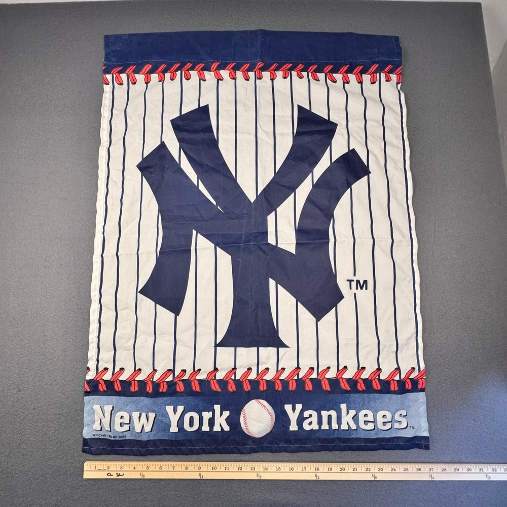 2005 Wincraft New York Yankees Outdoor Flag 27.5x36in Striped Stitched Border